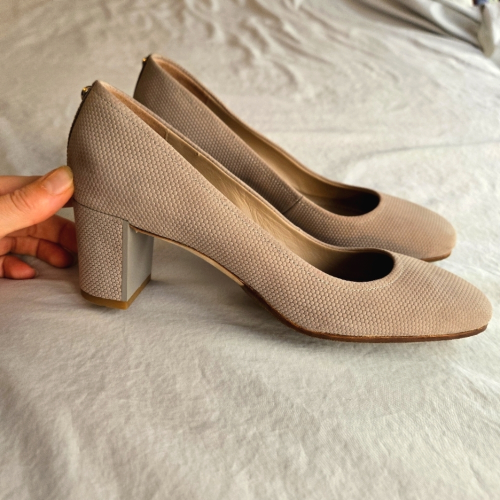 Donald Pliner Corin 90s Chunky Block Heel Beige Honeycomb Textured Pumps